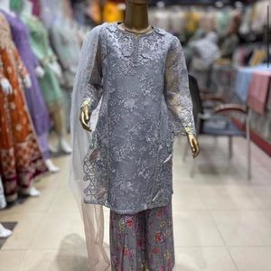 Pakistani like new 3 piece kid’s dress size 38 use only 2 hours almost new